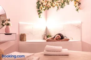 Almond Jacuzzi Suites - Private Indoor Jacuzzi - Self Check-In - Free & Easy Street Parking - Image 1