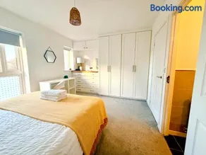 House - Sleeps 4 - Garden - Parking - Image 2