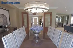 Luxurious House with private garden & Tree house - Image 4