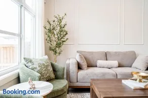 Modern 3 Bedroom Home Near Downtown and Sleeps 6 With Free Parking - Image 1