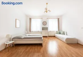 Klidný apartmán v rodinném domě v blízkosti centra - Image 2