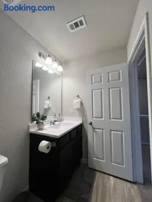 The Elegant Escape Near Downtown and Med Center - Image 4