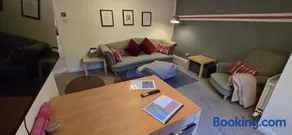 Rhubarb Retreat - Stylish House, Sleeps 5, 10 mins to Durham City & Parking & Garden - Image 4