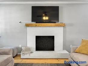 Cozy Home Away From Home - Pet-friendly, King bed - Image 2