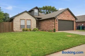 Family Friendly 3BR, Loft Office Near OKC - Image 3