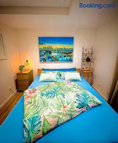 Skylineblick Doppelzimmer in einer 2 Zimmer-Ferienwohnung mit Gemeinschaftsbereichen wie Wohn-Küchenbereich sowie Bad und WC - Image 1