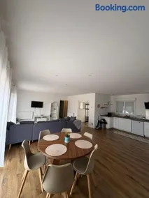 Maison familiale 3 chambres avec jardin, cuisine et jardin - Image 1