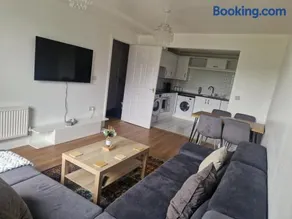 2 BedRoom Flat Near Heathrow & Windsor Free Parking - Image 5