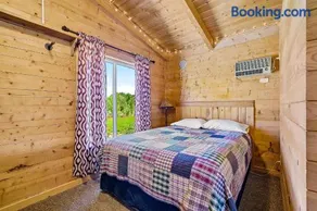 The Park Cabin at Mount Carmel Motel and RV Park - Image 3