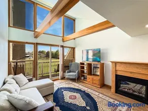 Putters Paradise Stylish 1BR Golf Course Apartment with Scenic Views - Image 1
