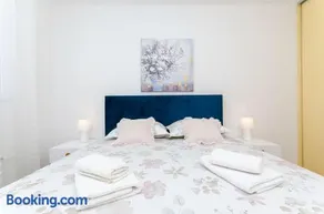 Two bedroom apartment Smile with spacious terrace and secure private garage - Image 3