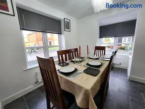 Spacious 3-bed Luxury Maidstone Kent Home - Wi-Fi & Parking - Image 2