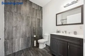 Luxury Stay for Groups Near NYC - Gym and Patio - Image 5