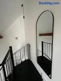 The Loft, NEW, Stylish Maisonette, Central, Private Location - Image 4