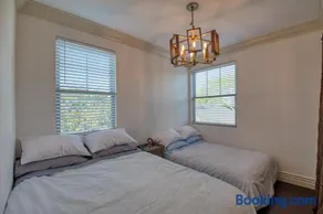 Luxury 2 bed 1 bath - Image 3