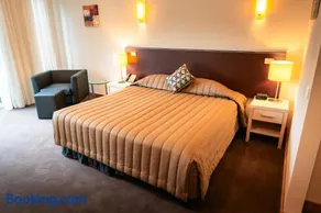 Lynbrook Hotel - Image 3