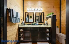 Knotty and Nice Luxury Cabin - Image 3