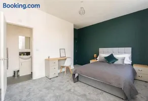 King St Contractor Accommodation 6 bed 6 bath free parking for vans nr Birkenhead by Rework Accommodation - Image 3