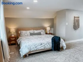 Large 4 Bedroom Recently Renovated With Hot Tub - Image 3