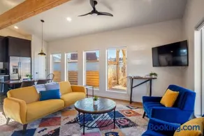 Timber & Tin B 1Bed 1Bath w Pool & Rooftop Deck - Image 3