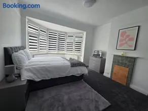 3 Bed House Sleeps 6 -Private Garden -Pets Welcome - Image 3