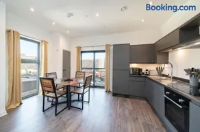 Dockside Apt, Quay Views, City Vibes - Image 3