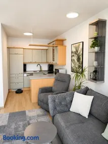 Zentrale 2-Zimmer-Wohnung mit Balkon & Parkplatz - Image 3
