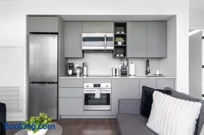 Modern 3BR Condo Sleeps 8 with Floor-to-Ceiling Views - Image 3