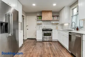 Spacious Overland Park Home Walk to Dining 20 Min to Stadium - Image 5