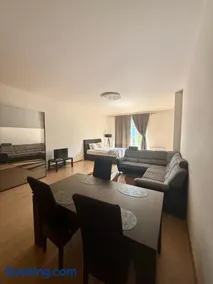 Victoria Apartment Free Parking - Image 2