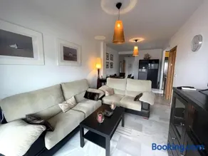 Sunny 2-bedroom apartment with sea view - Image 5