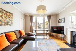 Super Chic 1-Bedroom Urban Hideaway - Image 4