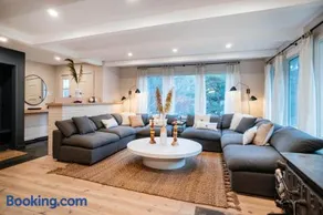 Catskill MNTN Escape 5 BR 3 bath Villa Hot Tub Fire Pit Best Group Stay - Image 2