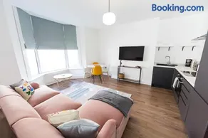 Coastline Villas - Heart of Redcar 1 & 2 Bed Apartments, ideal for contractors and holidayers - Image 1