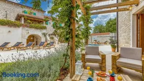 Rustic villa Kata with outdoor pool in Sveti Lovrec - Image 4