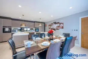 RA7C Stylish Loft Stay - Image 3