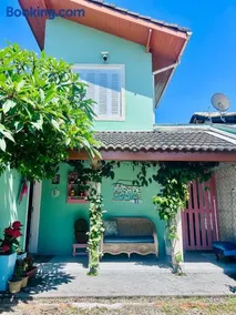 Casa Verde Bertioga, um espaço cheio de charme com três praias - Indaiá, Pedra Selada e Riviera de São Lourenço para visitar a pé! - Image 1