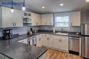 Quaint Cottage with Private Pool-Walk to Everything - Image 5