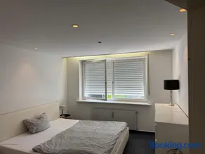 Quiet Family Apartment - 10 min to Center & Oktoberfest - Free Parking - near Nymphenburg Palace & Botanical Garden - Image 2