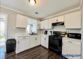 2 Bedroom - 1 Bath Waterfront Cottage with Spectacular Sunsets - Image 4