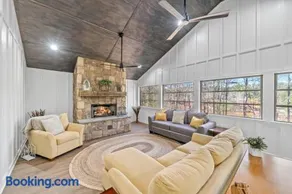 Lakeside Lodge on Bluegill- Arcade, Dock, FirePit - Image 1