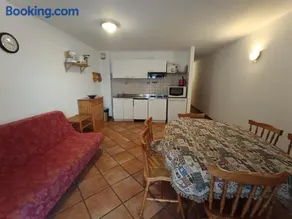 Appartement idéalement situé proche des pistes, animaux acceptés, parking inclus - FR-1-445-110 - Image 3