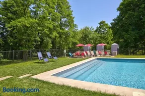 The Magnolia Cottage seasonal heated pool - Image 1