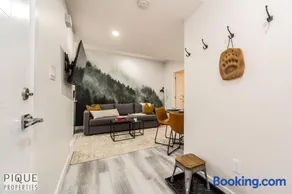 NEW, Mountain Chic Suite, Whyte Avenue, Netflix, WiFi, Sleeps 6 - Image 4