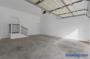 Spacious, modern home with loft, 15 minutes from Downtown Houston - Image 5