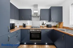 MODERN & STYLISH Bedford Apartment, SLEEPS 5, 2 FREE PARKING, QUIET LOCATION, 2 BED 2 BATH, 4 Separate Beds & Near M1 - Image 5