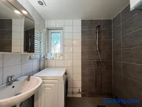 Comfortable Villa For 4 Workers & Travelers With Free Parking Near Volvo - Image 4
