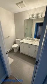 Cozy Garden Suite with Hot Tub and Perfectly Located - Image 3