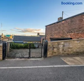Spacious 4 bedroom house in Birstall, Leeds - Image 4