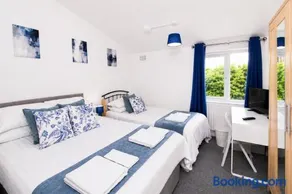 Hillcrest House Stevenage By Smart Corporate Stays - Image 1